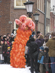 862271 Afbeelding van de draak, die een krop sla uit een lantaarnpaal 'hapt', tijdens de viering van Chinees Nieuwjaar ...